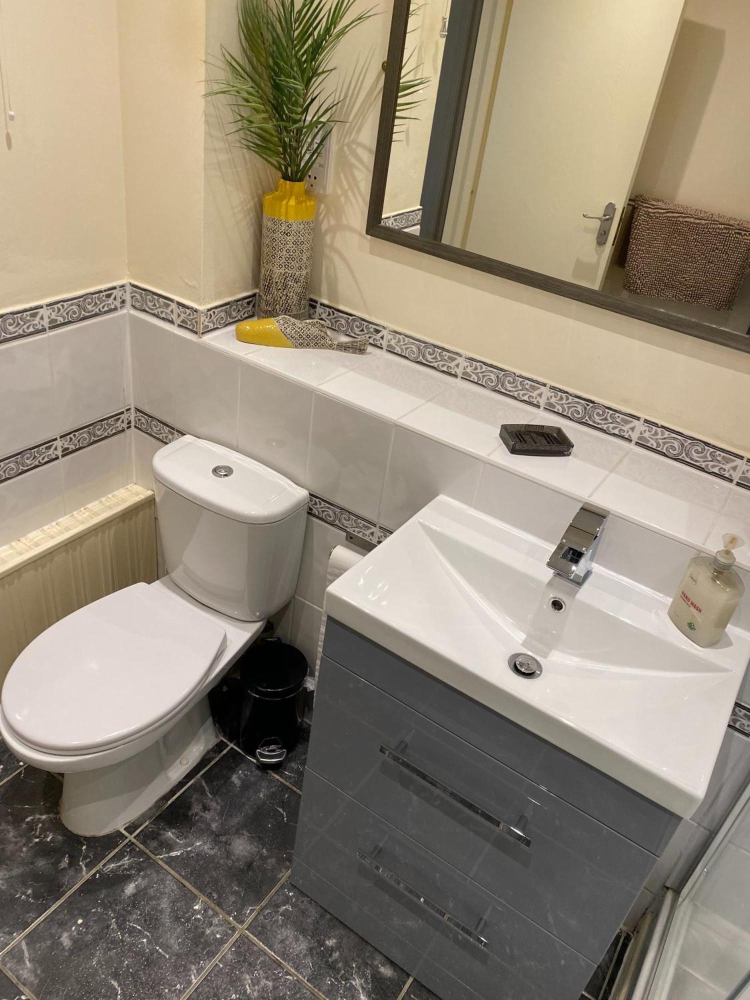 River Courtyard Apartment In The Heart Of Stneots เซนต์เนียทส์ ภายนอก รูปภาพ