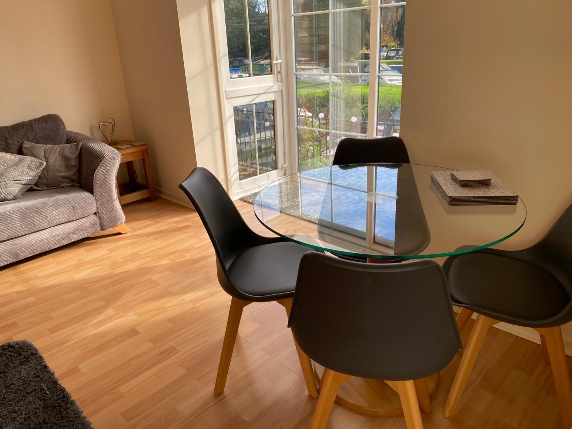 River Courtyard Apartment In The Heart Of Stneots เซนต์เนียทส์ ภายนอก รูปภาพ