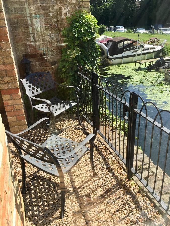 River Courtyard Apartment In The Heart Of Stneots เซนต์เนียทส์ ภายนอก รูปภาพ