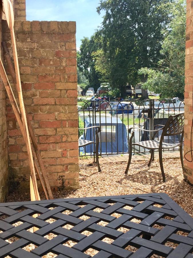 River Courtyard Apartment In The Heart Of Stneots เซนต์เนียทส์ ภายนอก รูปภาพ