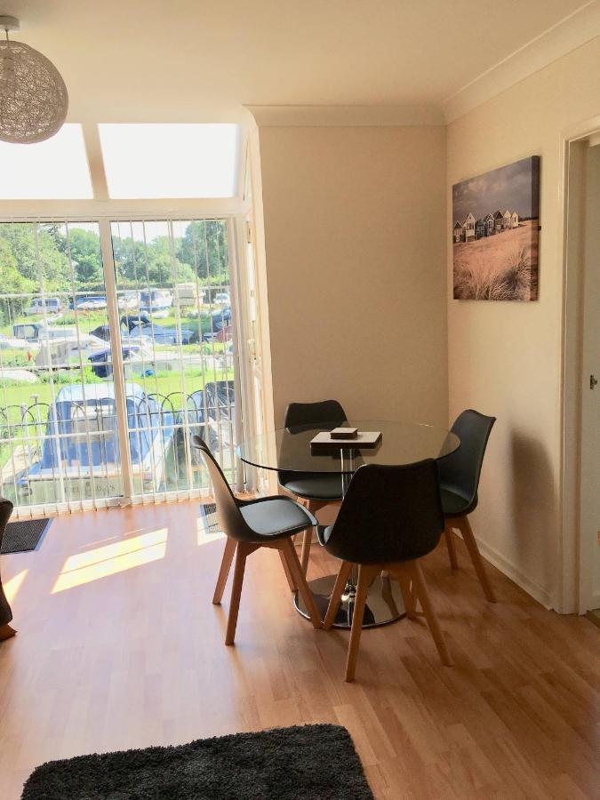 River Courtyard Apartment In The Heart Of Stneots เซนต์เนียทส์ ภายนอก รูปภาพ